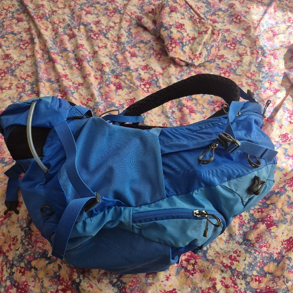 OSPREY Manta 28 Liter Backpack S/M rain Cover Gorpcore Blue - Picture 3 of 16